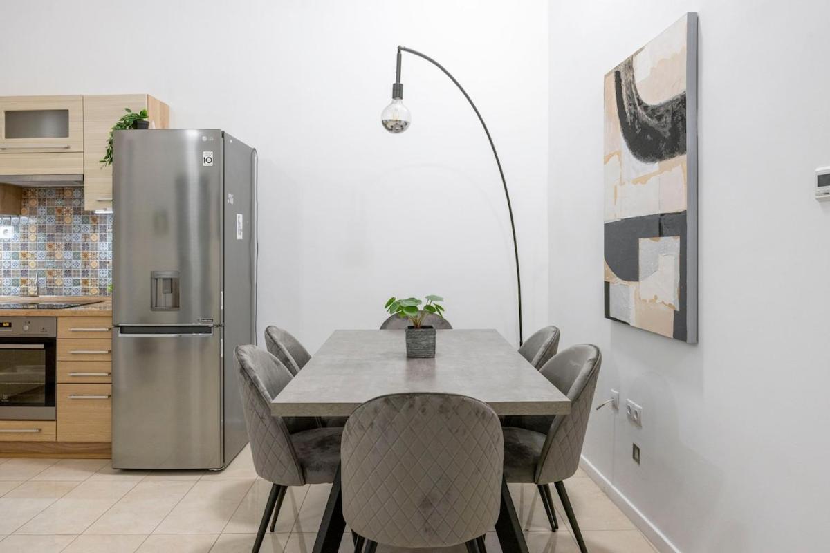 Superior -modern 3br Apartment *