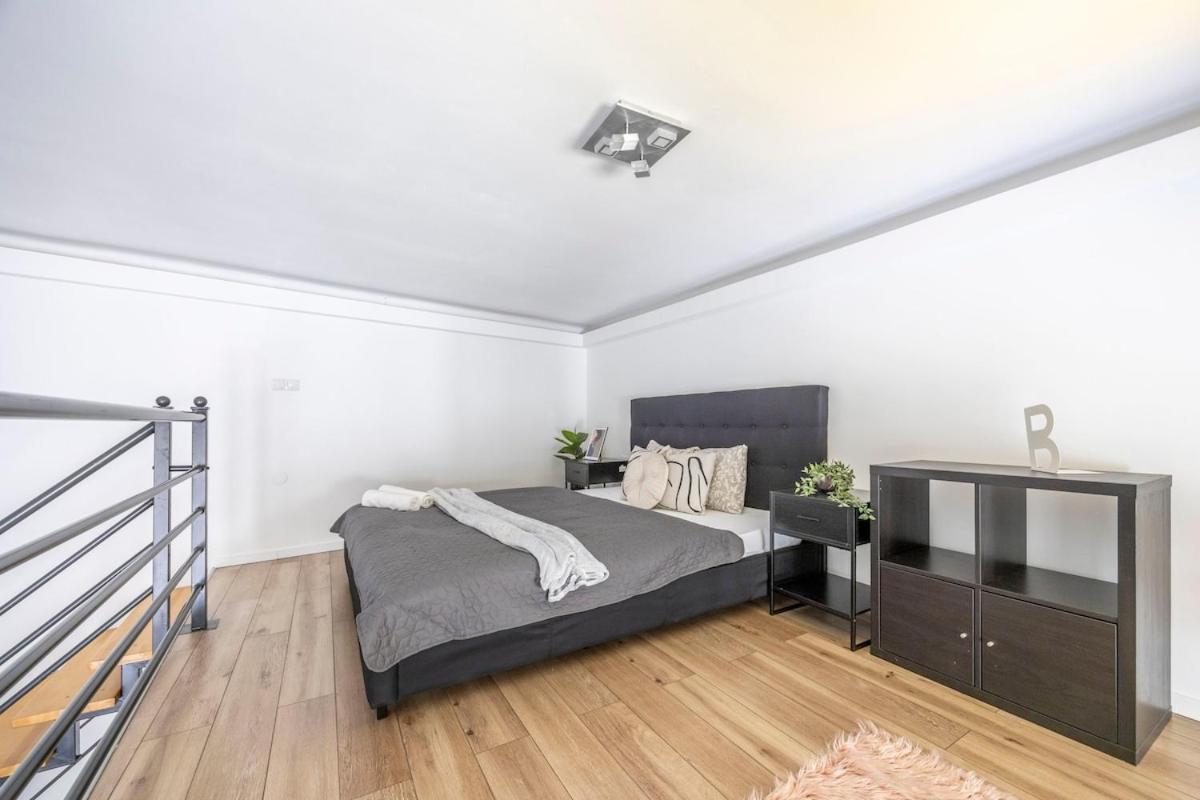 Superior -modern 3br